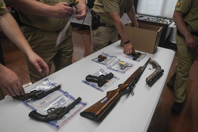 Arrestados cinco hombres en Texas acusados de comprar armas para un cartel en México
