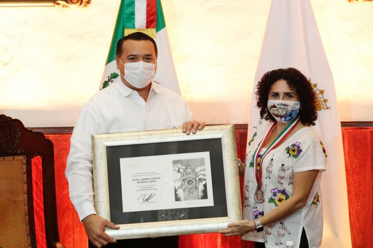Renán Barrera entrega la medalla Héctor Herrera “Cholo” a la maestra y titiritera Andrea Herrera López