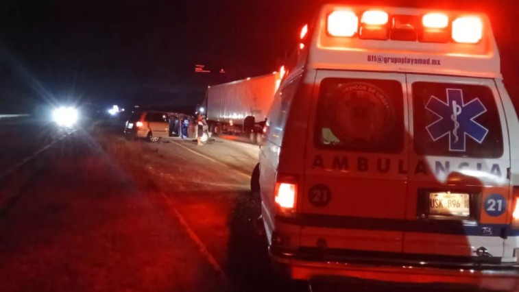 ACCIDENTE EN CARRETERA DE TULUM DEJA TRES LESIONADOS Y FUERTES DAÑOS MATERIALES