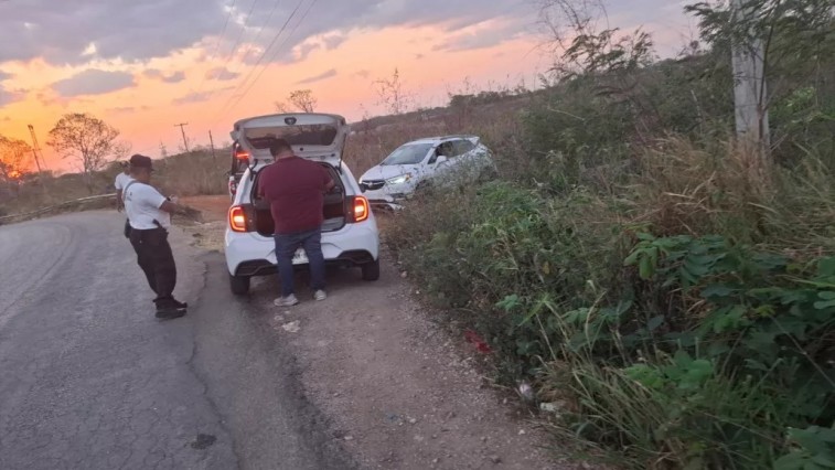 ACCIDENTE EN CURVA PELIGROSA DE DZITNUP DEJA DOS CAMIONETAS ENTRE LA MALEZA