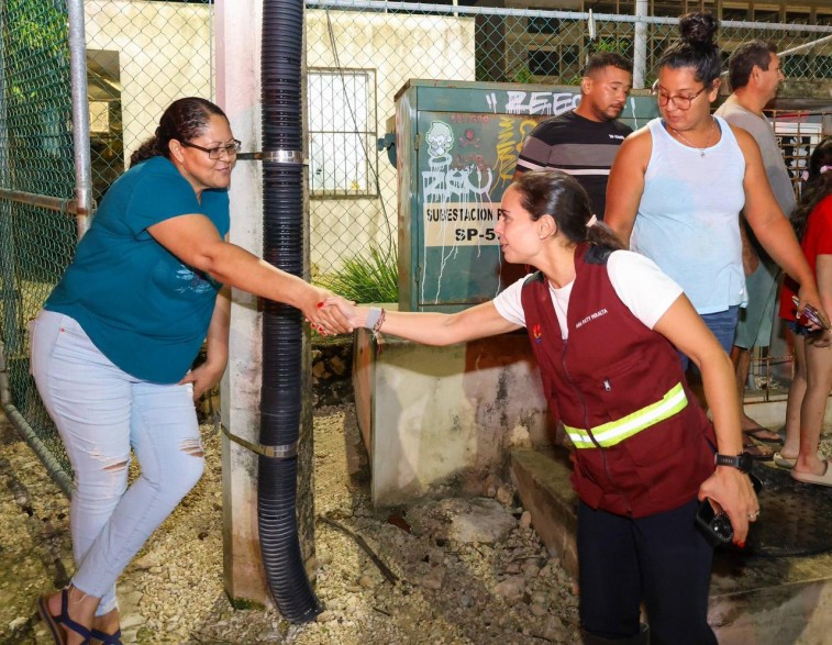 ANA PATY PERALTA ATIENDE RUPTURA DE TUBERÍA EN DONCELES