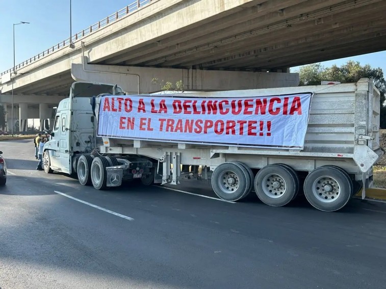 BLOQUEOS CARRETEROS GENERAN CAOS EN EDOMEX POR PROTESTA DE PRODUCTORES Y TRANSPORTISTAS