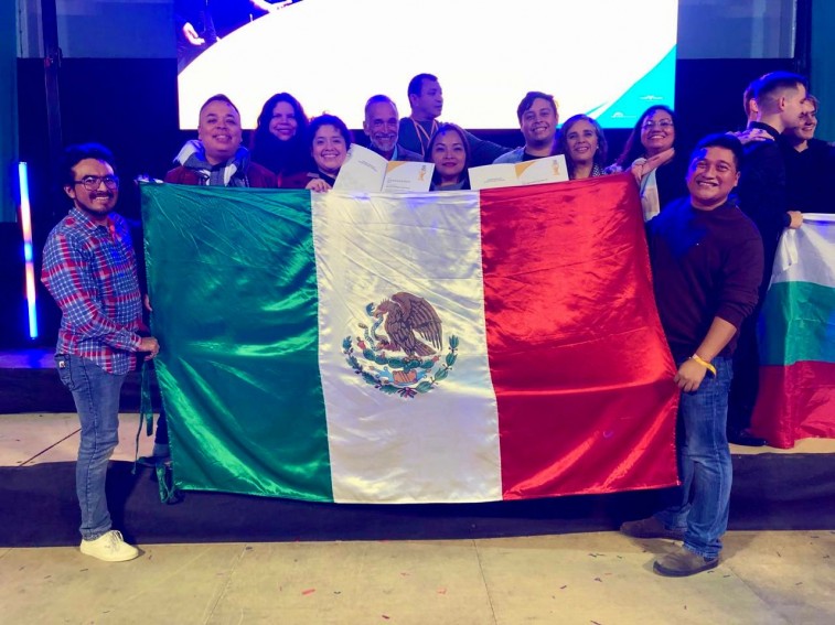 CELEBRA ANA PATY PERALTA TRIUNFO DE COMPAÑÍA DE CORO MUNICIPAL EN FESTIVAL CORAL INTERNACIONAL “SING FOR GOLD”