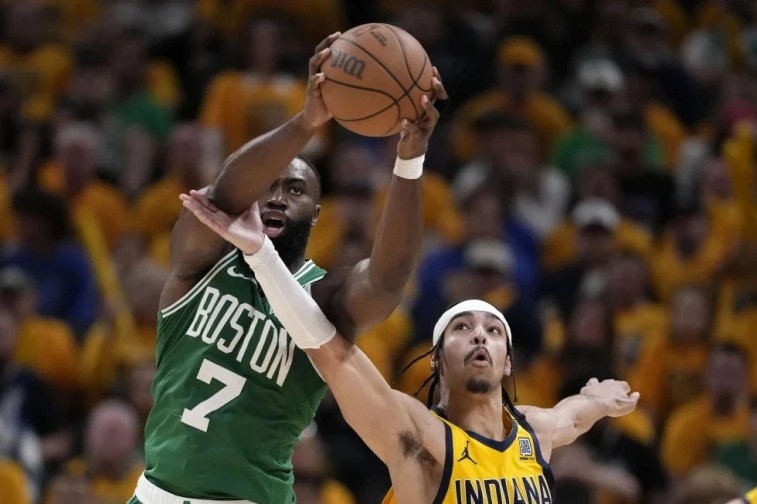 Celtics jugarán las Finales de la NBA al vencer 105-102 a los Pacers para completar la barrida