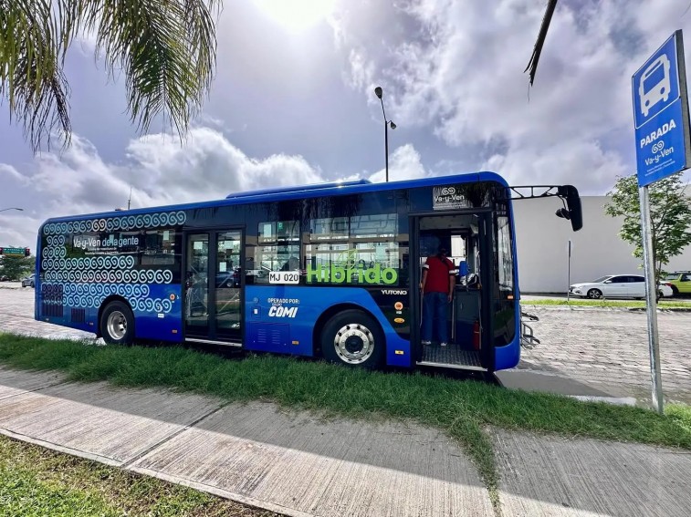 CONDENADO A DOS AÑOS DE PRISIÓN POR VANDALIZAR UN AUTOBÚS DEL VA Y VEN EN MÉRIDA