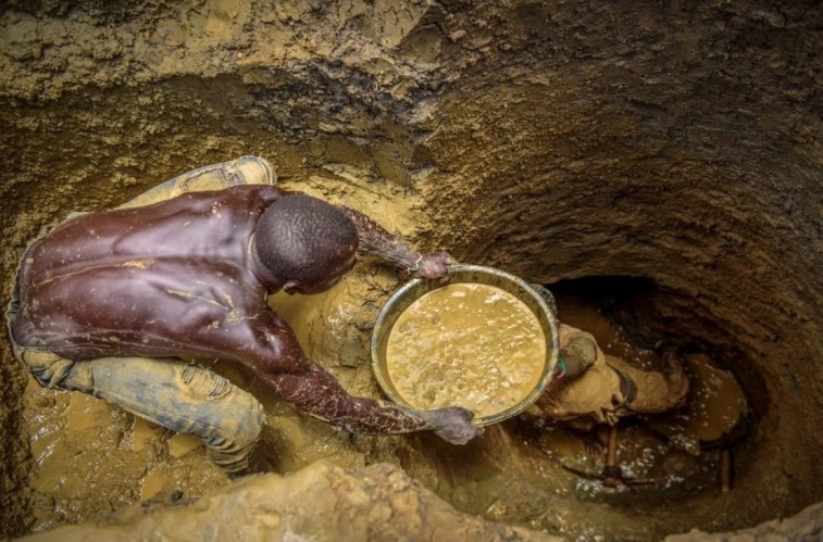Decenas de trabajadores atrapados por colapso de mina de oro en Nigeria