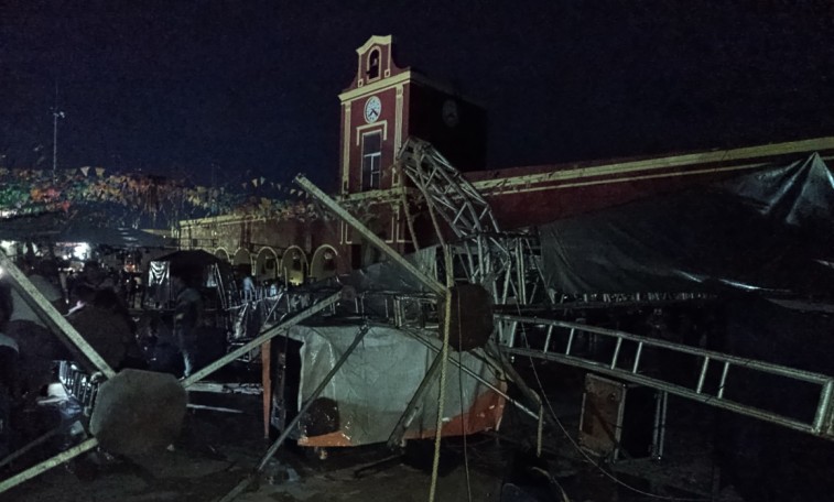 ESCENARIO COLAPSADO Y FERIA CANCELADA EN TICUL TRAS TROMBA SORPRESIVA