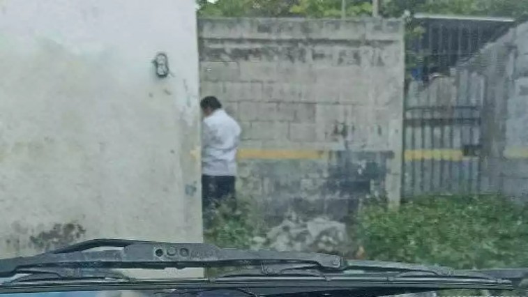 EXHIBEN A CHOFER DE VA Y VEN HACIENDO SUS NECESIDADES EN PLENA CALLE DE MÉRIDA