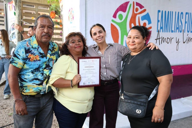 FAMILIAS RECIBEN RECONOCIMIENTOS TRAS TALLER QUE PROMUEVE VALORES Y CONVIVENCIA EN CANCÚN