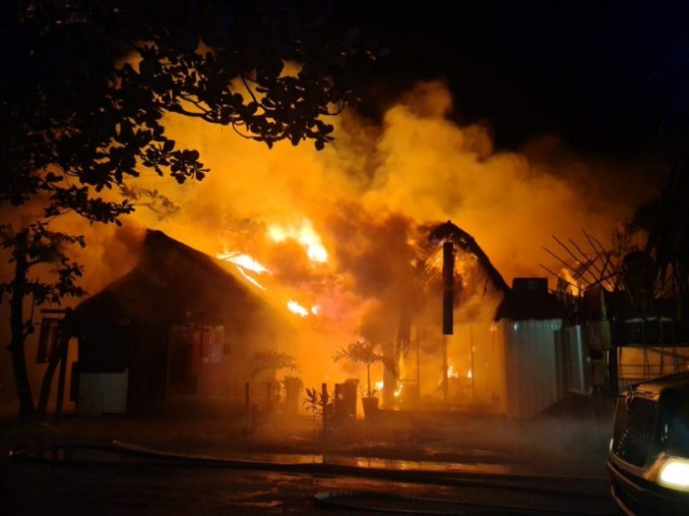 Incendio consume varios locales comerciales de la zona costera de Tulum
