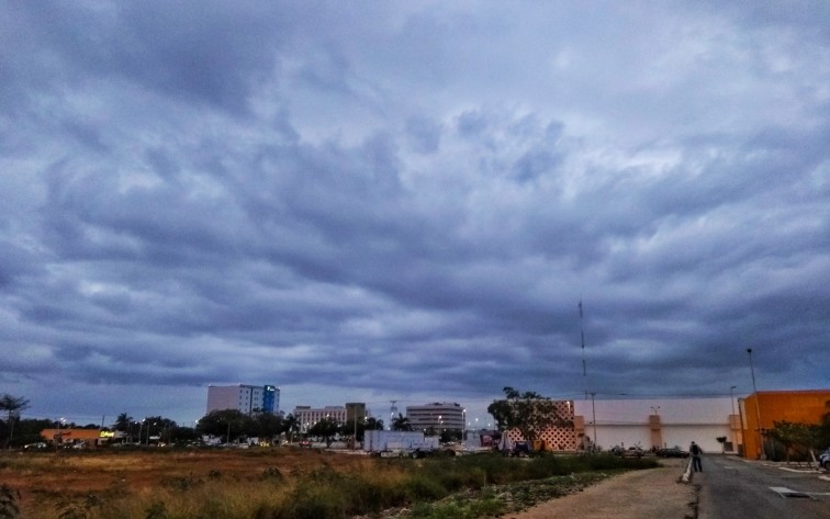 INICIA SEMANA CON LLUVIAS Y DESCARGAS ELÉCTRICAS EN LA PENÍNSULA DE YUCATÁN POR NUEVA ONDA TROPICAL