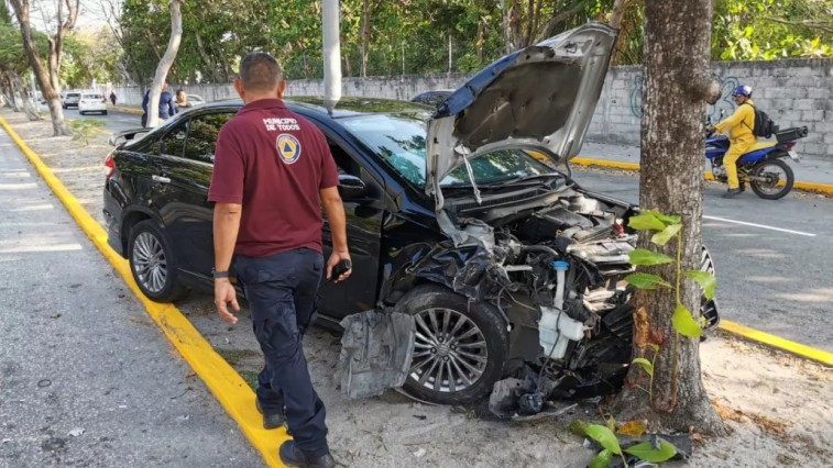 JOVEN IMPACTA SU AUTO CONTRA UN ÁRBOL EN LA COLONIA LA RIVIERA DE CIUDAD DEL CARMEN