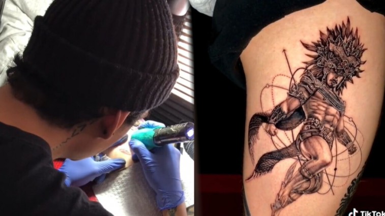 Joven se hace tatuaje de Namor, personaje interpretado por Tenoch Huerta