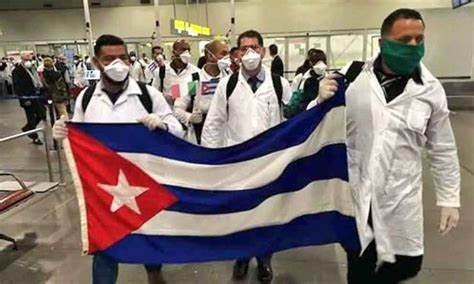 Juez federal se niega a suspender contratación de médicos cubanos