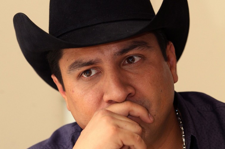 Julión Álvarez desmiente la detención de su piloto privado en Honduras