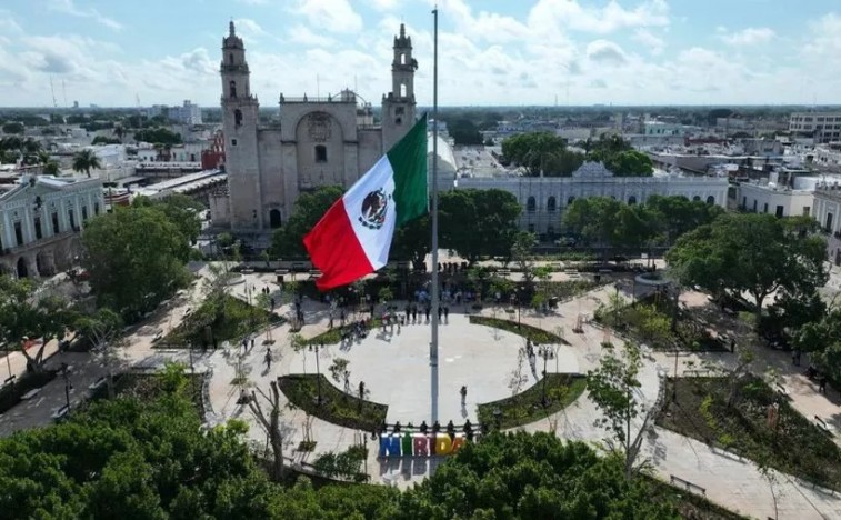 La Bandera de México Vuelve a Ondeas en la Plaza Grande de Mérida con una Ceremonia Emotiva