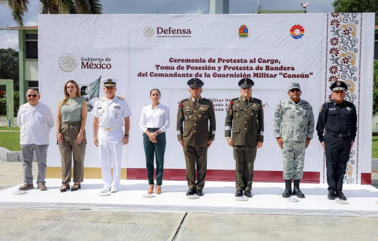 La ceremonia se llevó a cabo en dicha explanada, donde la Primera Autoridad Municipal y representantes del Poder Legislativo, Judicial y funcionarios de diferentes órdenes de gobierno,