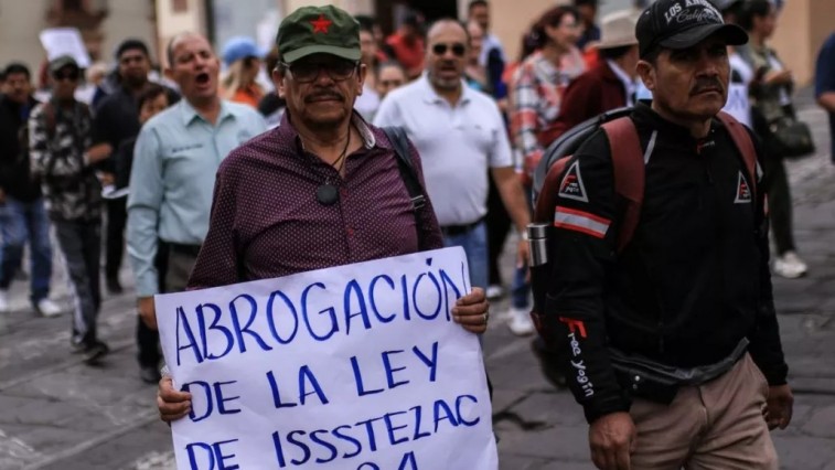 LA CNTE ESCALA TENSIÓN Y DEJA EN SUSPENSO SU RETIRO DEL ZÓCALO