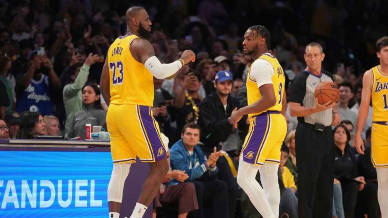 LEBRON Y BRONNY HACEN HISTORIA EN LA NBA