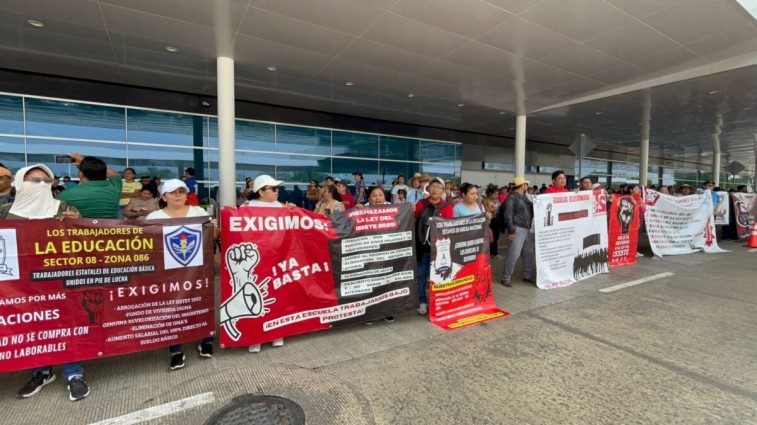 MAESTROS DE LA CNTE BLOQUEAN EL AEROPUERTO DE MÉRIDA PARA EXIGIR MEJORAS LABORALES