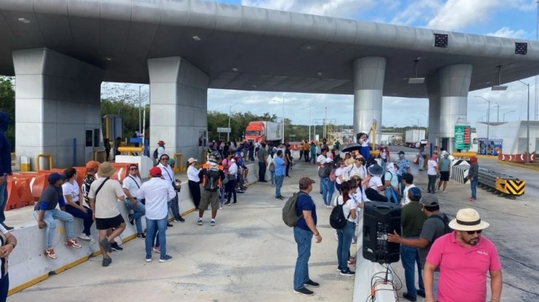 MAESTROS DE QUINTANA ROO TOMAN LA CARRETERA CANCÚN-MÉRIDA EXIGIENDO DIALOGO CON EL GOBIERNO