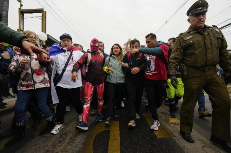 Mamá chilena camina mil 300 kilómetros para ayudar a su hijo con enfermedad grave