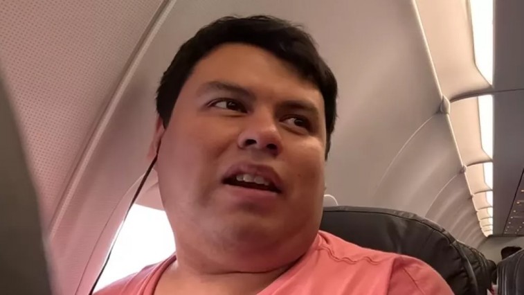 MARTÍN EASTWOOD EMOCIONA A INTERNET CON SU PRIMER VIAJE EN AVIÓN