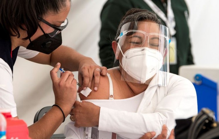 MUJER GANA AMPARO PARA QUE SE LE APLIQUE VACUNA CONTRA COVID-19