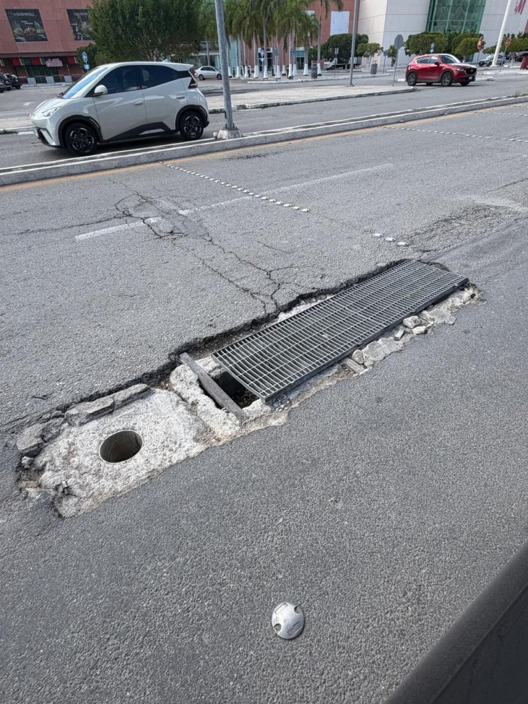 OBRAS NUEVAS, PELIGROS VIEJOS: REGISTROS ROTOS Y TAPAS LEVANTADAS PONEN EN RIESGO A AUTOMOVILISTAS EN MÉRIDA