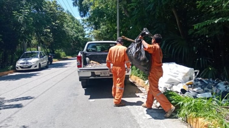 Policía de Campeche obliga a recoger basura a infractores que la arrojaron