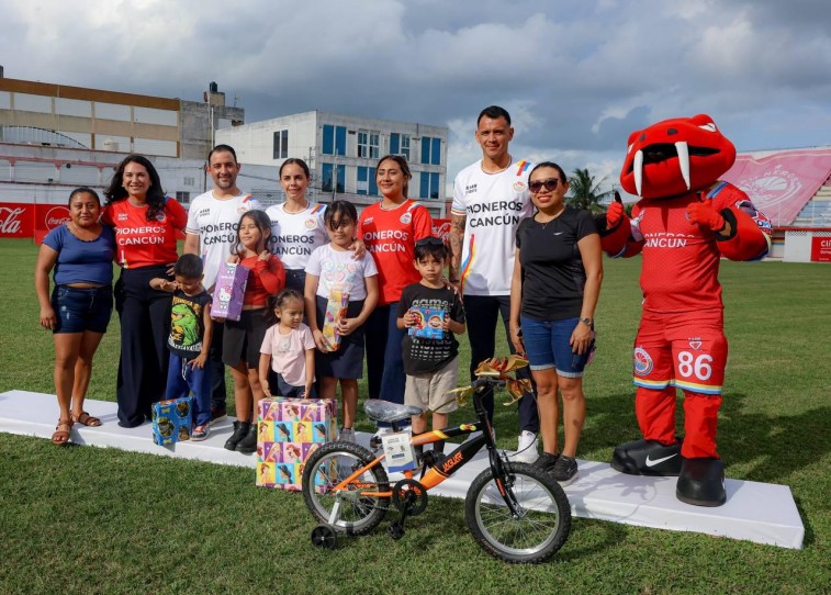 PREMIA ANA PATY PERALTA A NIÑAS Y NIÑOS GANADORES DEL CONCURSO “EL BUZÓN DE SANTA Y REYES MAGOS”