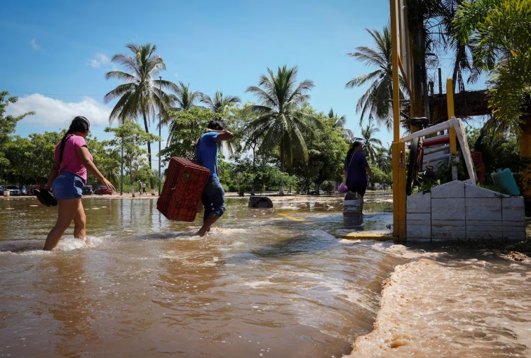PRISCILLA SE DEBILITA PERO DEJA LLUVIAS ESTRAGOSAS EN EL PACÍFICO MEXICANO