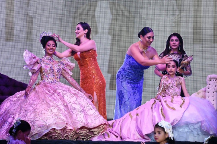 Reciben cetro y corona reinas de la Feria de San Román 2022, Srita. Milagros Fierros García y niña Cecilia Niembro Ramírez
