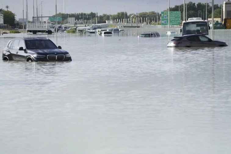 Tormenta deja las lluvias más intensas registradas en EAU e inunda el aeropuerto de Dubai