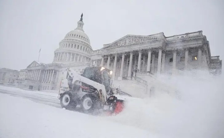 TORMENTA INVERNAL PARALIZA A ESTADOS UNIDOS Y DEJA DECENAS DE VÍCTIMAS