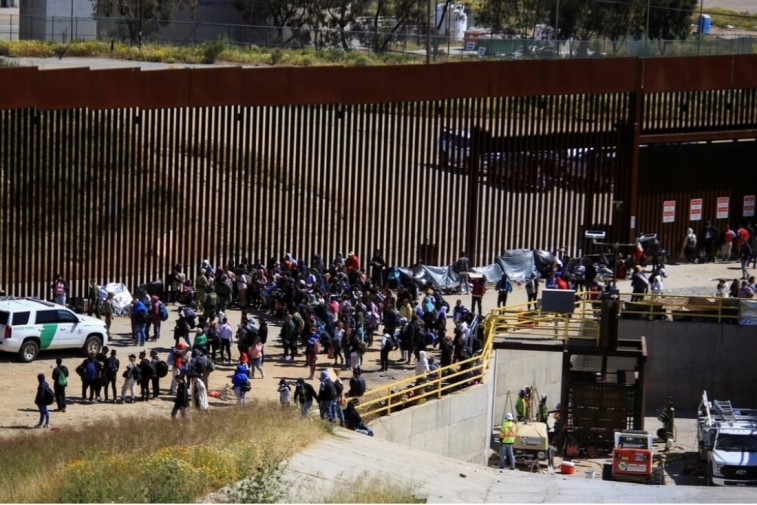 Unos 400 migrantes logran entrar por la fuerza a EU a través del muro entre Juárez y El Paso